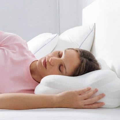 Woman sleeping on her side on the ergonomic pillow